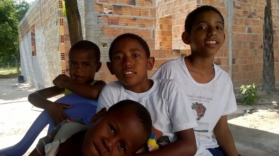 Amadeo, Diego, Gabriel e Huala, moradores da comunidade da Barra | Foto de Ana Ferrareze